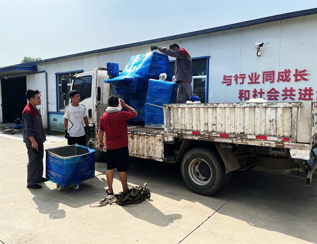 氣動鹽水注射機?200L料車3臺，發貨河南安陽